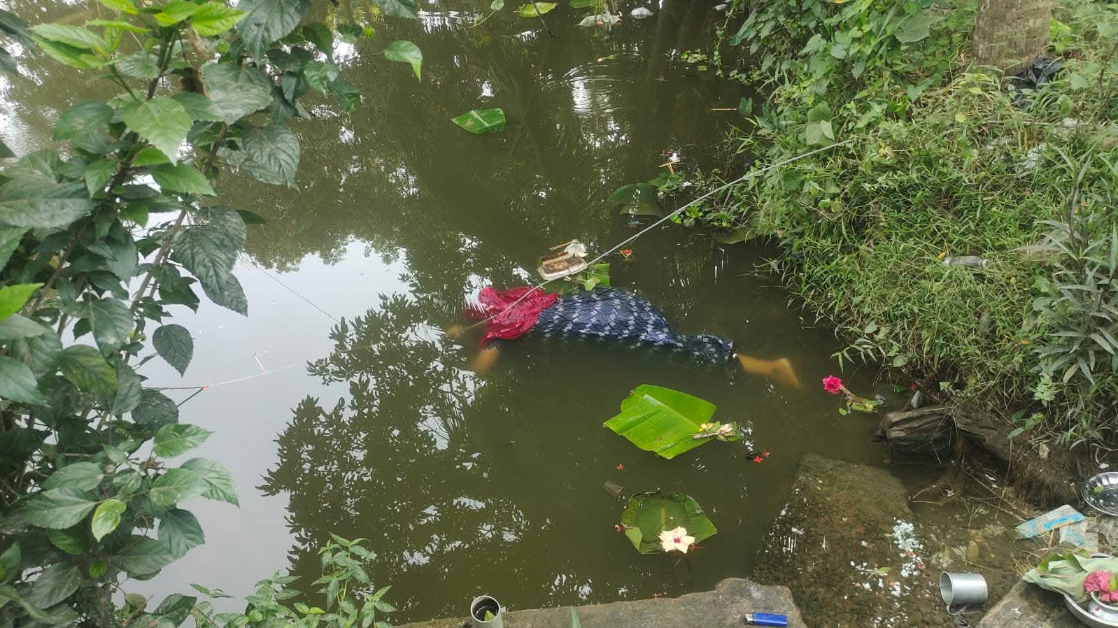 পুকুরে বিদ্যুৎস্পৃষ্ট হয়ে গৃহবধূর মৃত্যু